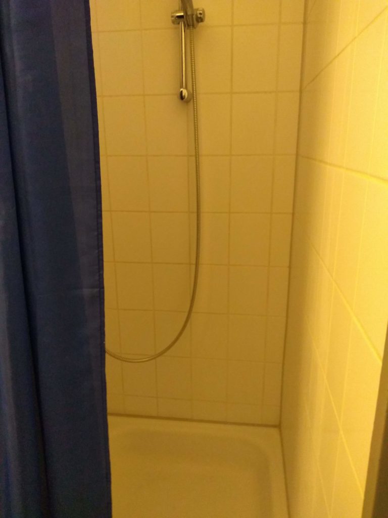 学生寮　一人部屋　シャワー